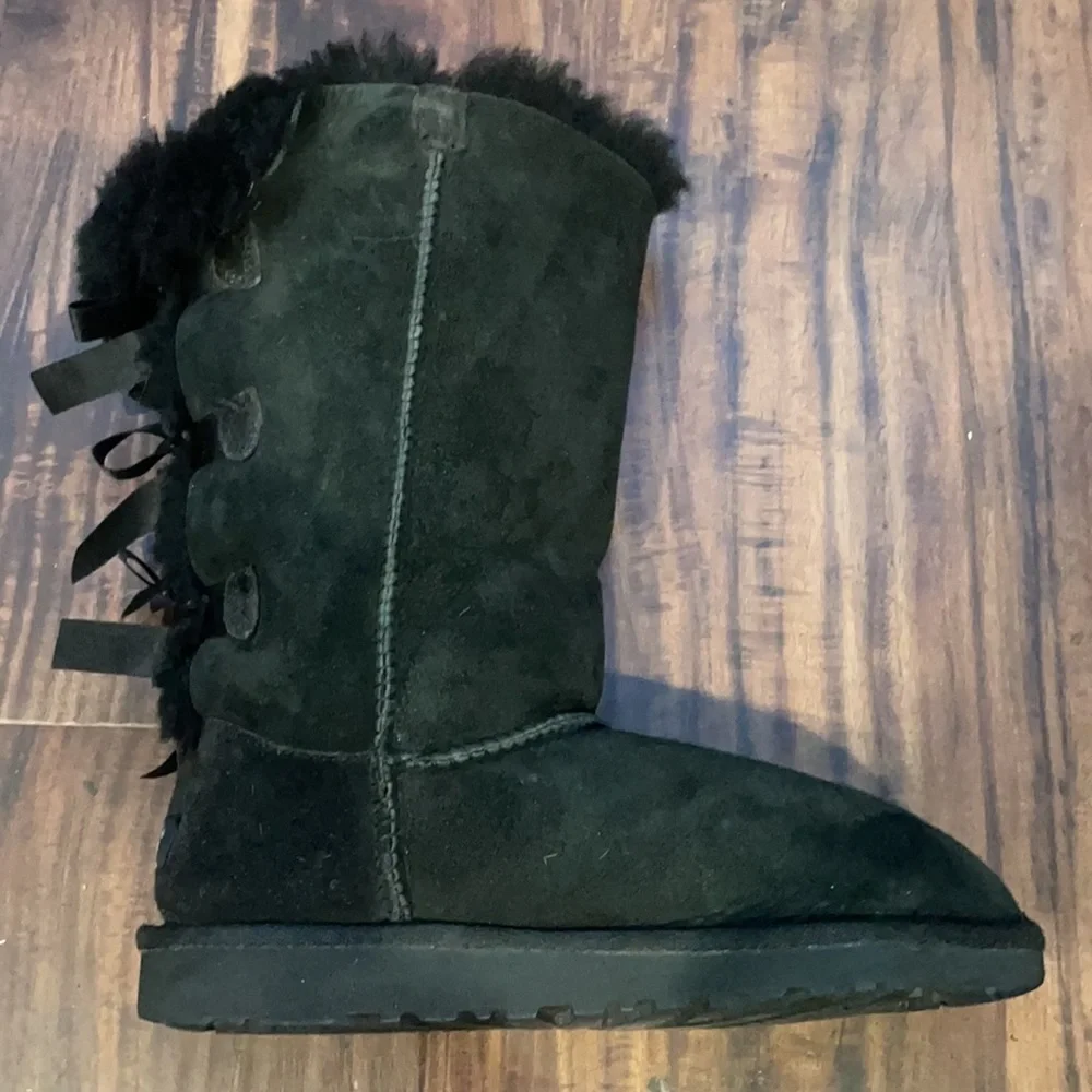 UGG Bailey Bow Black Sheepskin women's Boots Size 4